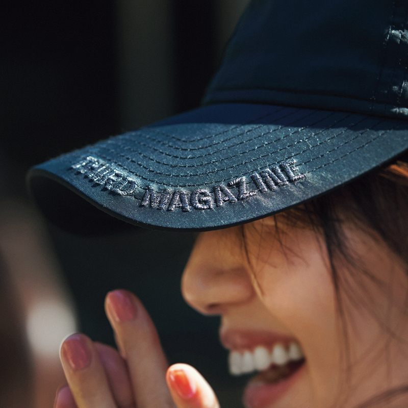 ロゴ”がさりげない『大人のキャップ』でオシャレ鮮度アップ！ | VERY