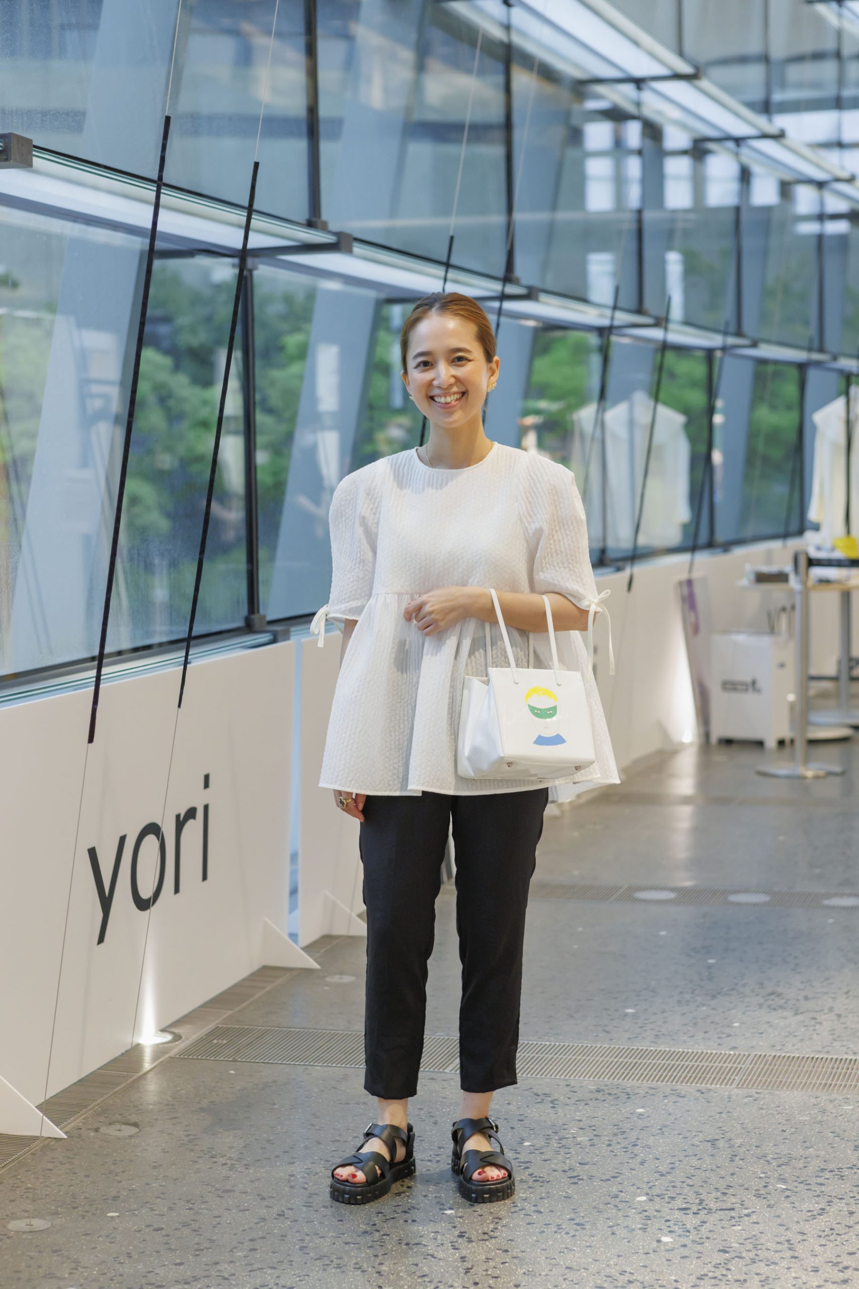 yoriディレクターの「雨の日コーデ」がおしゃれ！パンツできれいめ | VERY