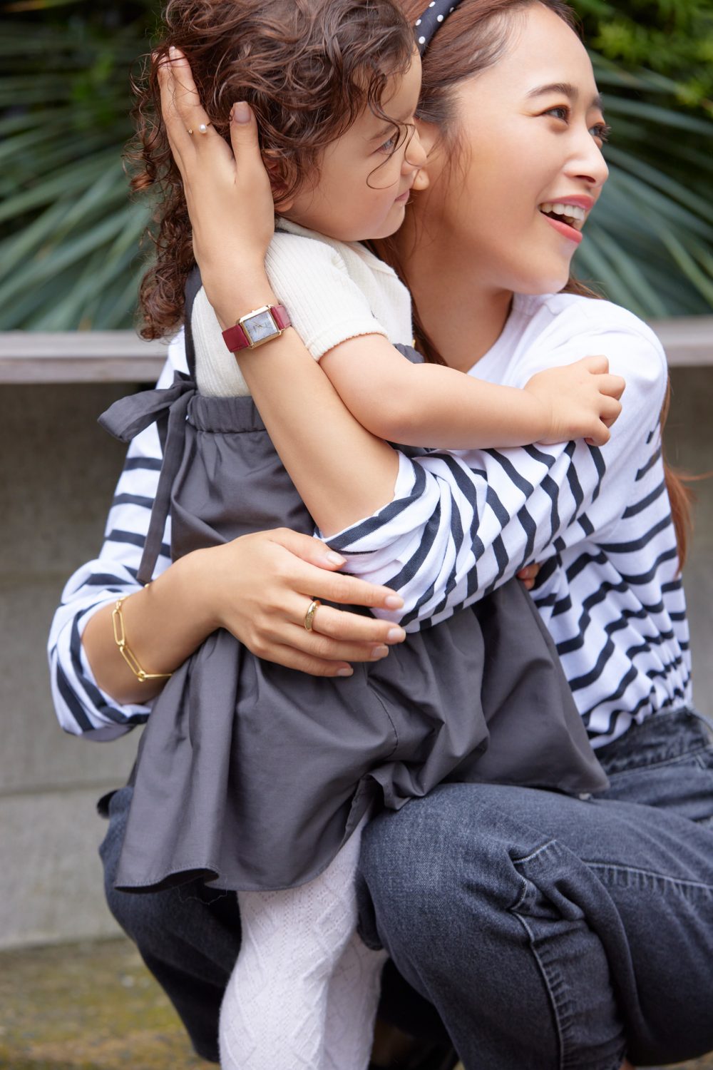 近藤千尋さんが着こなす！ マルチタスクなママが選ぶ2wayウオッチ | VERY