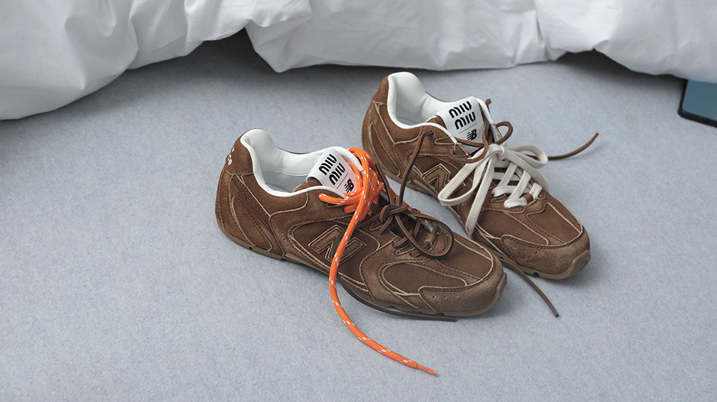 今すぐチェック【New Balance × MIU MIU】のスニーカーは履き方自在 | VERY