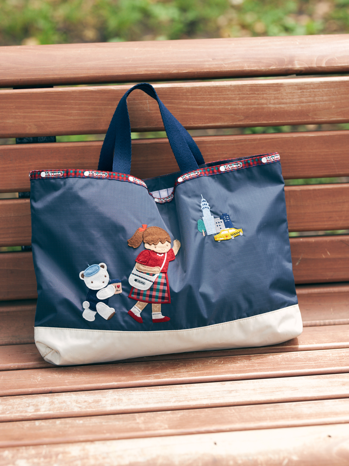 バッグの中身は「ファミリア」＆「フェイラー」！人気の秘密は？＜SNAP