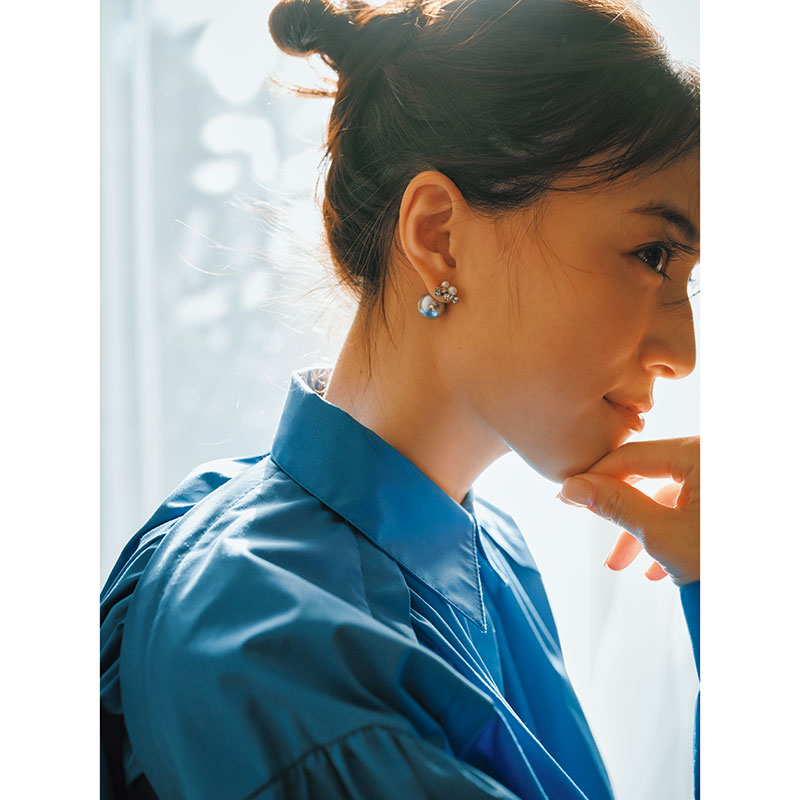 パールのキャッチがポイント！品良く輝く『デイリーピアス』4選 | VERY