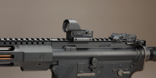 正確なシューティングに必須な「ドットサイト＆ショートスコープ
