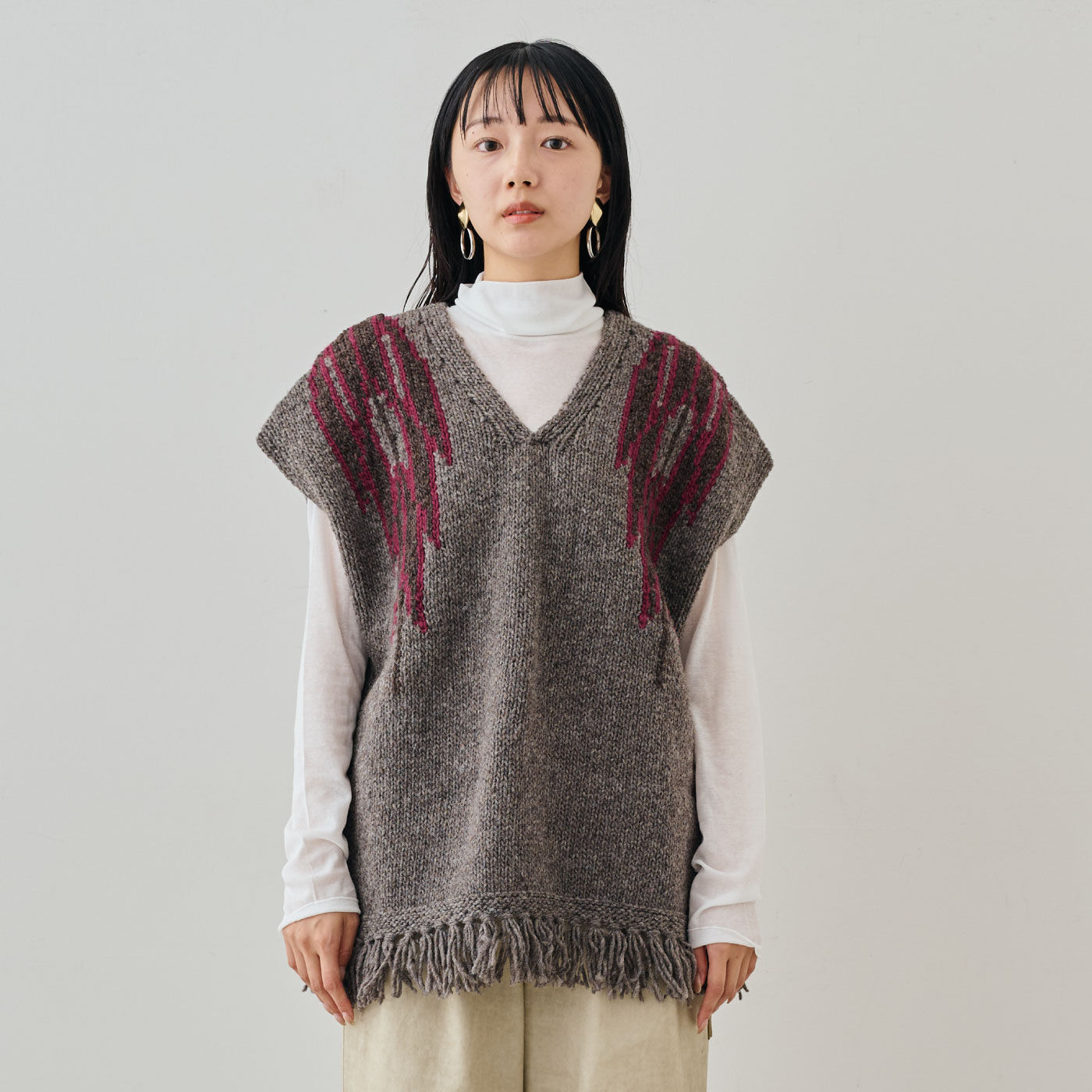 MEDE19F ペルーで手編みされた民族柄のルーズニットベスト〈グレージュ