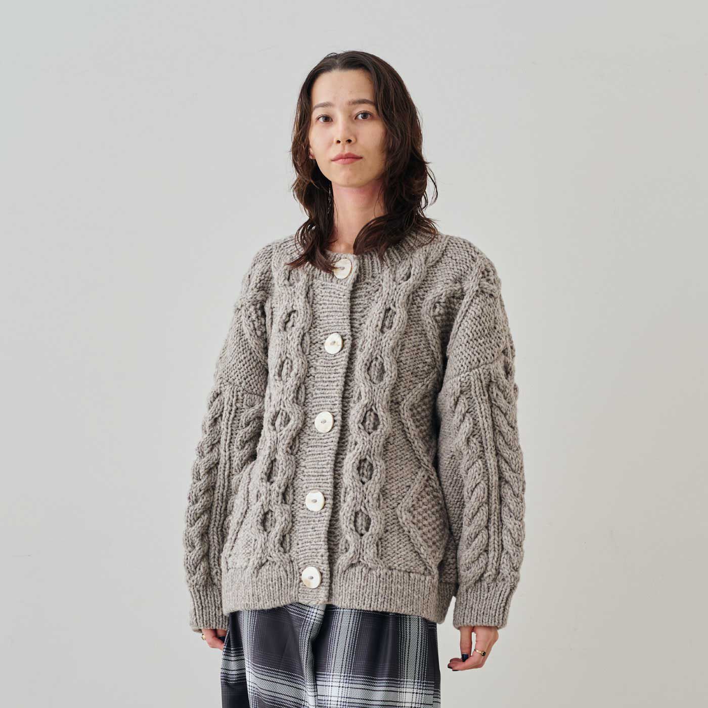 MEDE19F ペルーで手編みされた民族柄のルーズニットベスト〈グレージュ