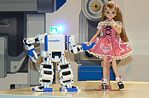 世界最小ヒューマノイド「i-SOBOT」登場：タカラトミーTOYフォーラム