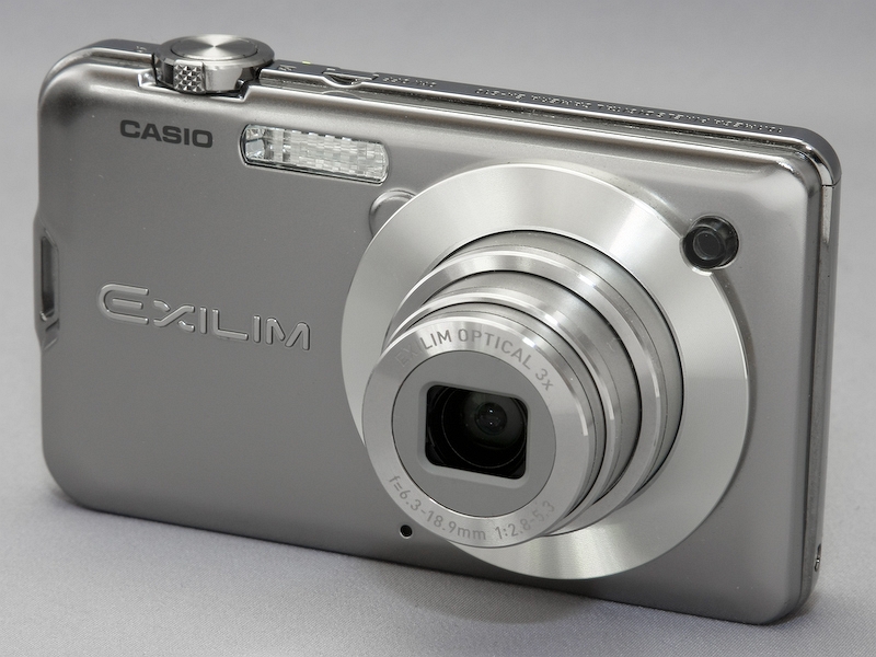 スリムボディに賢さをプラス――カシオ「EXILIM CARD EX-S10」：レビュー