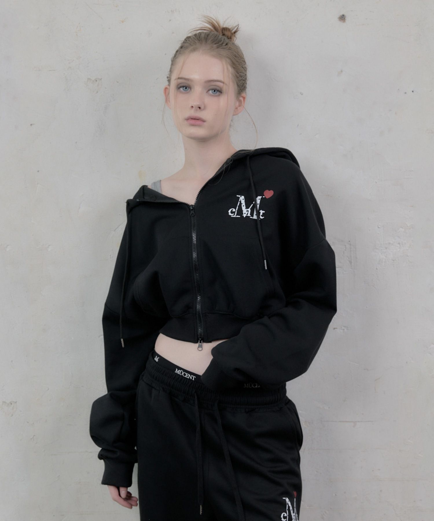 MUSINSA公式 | MUCENT ラブリッツミニハートロゴフードジップアップ