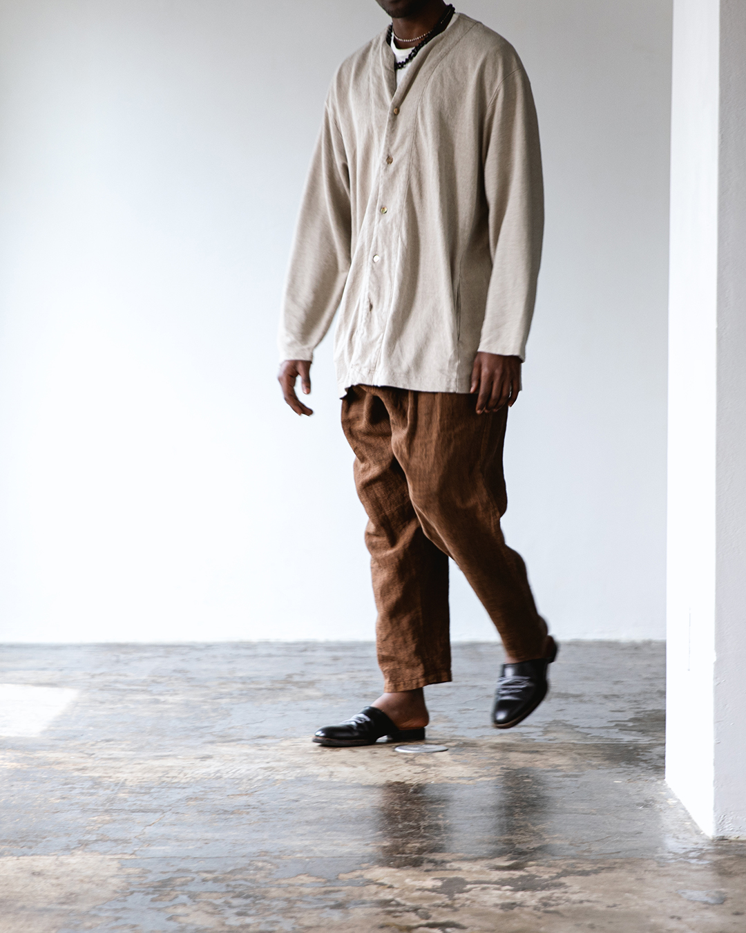 リネンインレー キーネック シャツカーディガン｜nest Robe / CONFECT