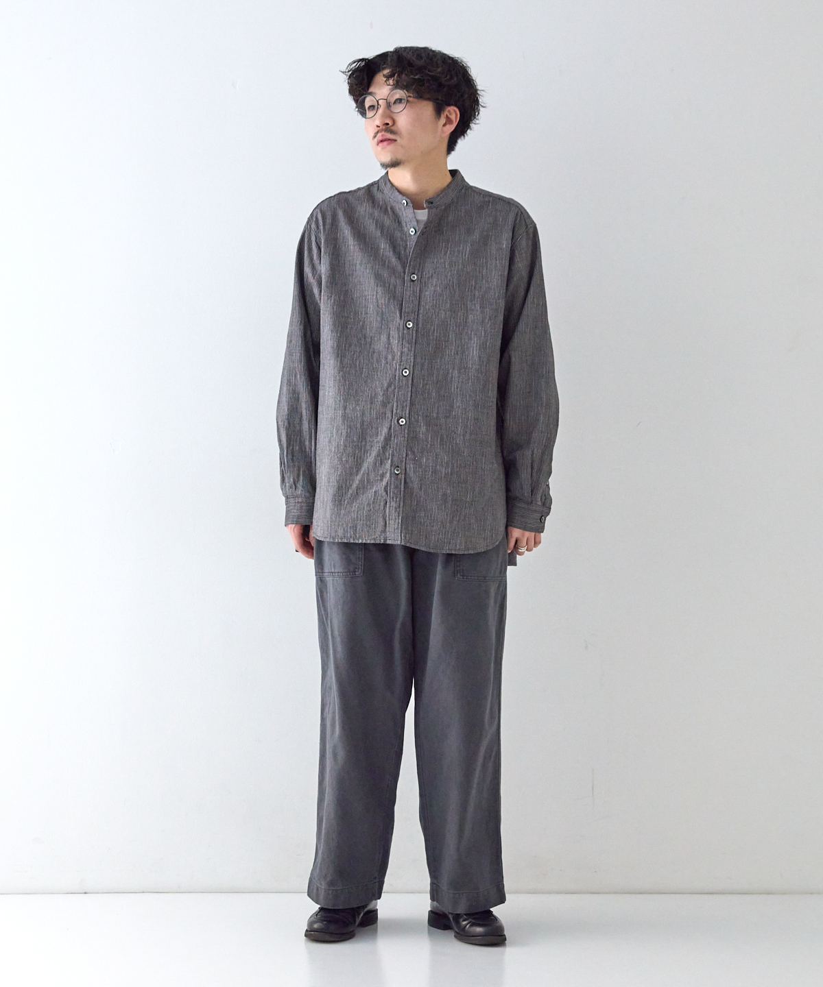 先染めコットン 杢ストライプ バンドカラーシャツ｜nest Robe