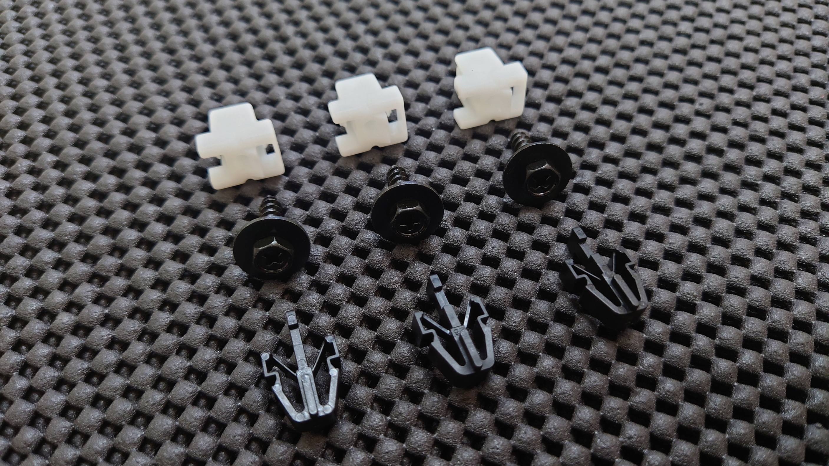 AE86後期レビンGT-APEX、GTV用グリル クリップ・ネジセット(各3個