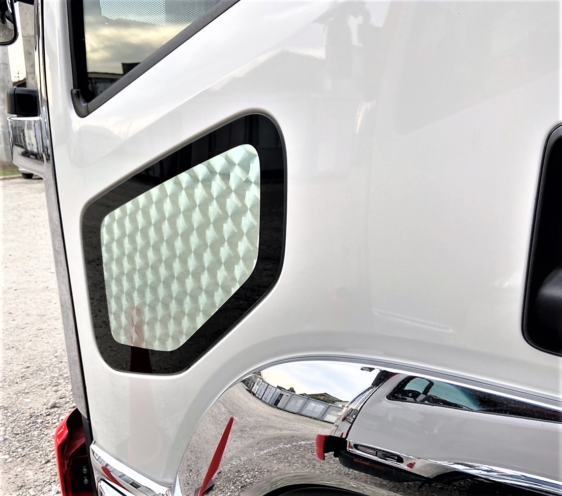 安全窓ウロコプレート】樹脂製アルミウロコシール仕様（日野4t・大型