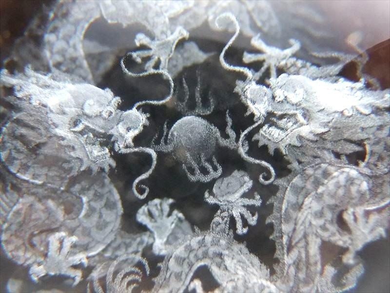 五本爪の双龍 (2匹の龍神) 丸玉 クリスタルガラス製 専用台座付き 直径