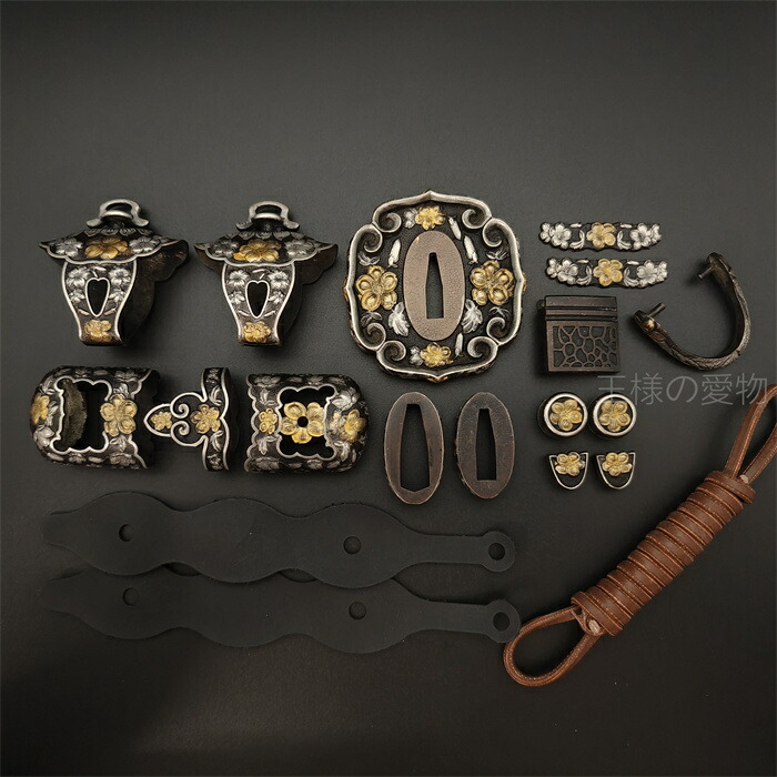 桜花模様の金属製鍔2個(軍刀用) 桜花模様の金属製鍔2個(軍刀用) 桜花