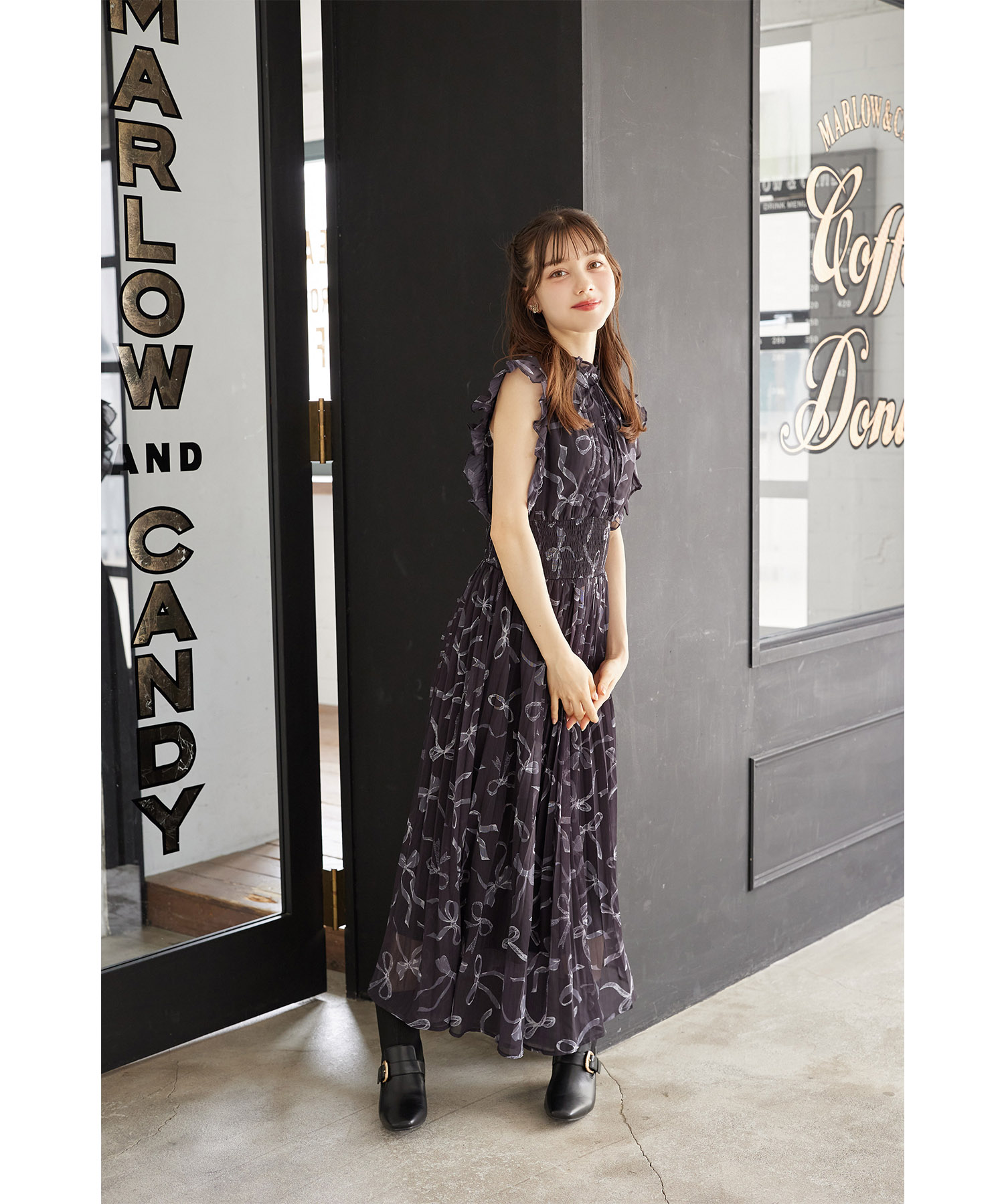 リボン＆フリル付きウエストシャーリングリボンプリントプリーツワンピース