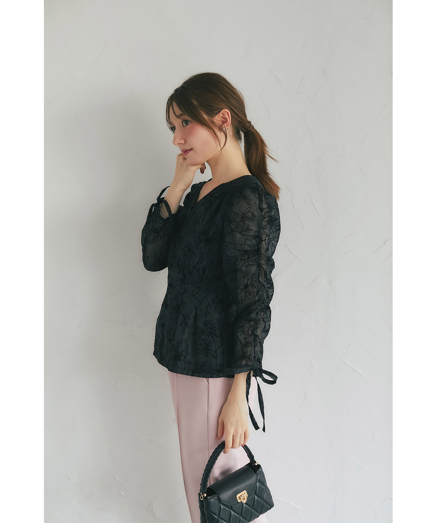 リボン付きフロッキーフラワープリントシアーブラウス