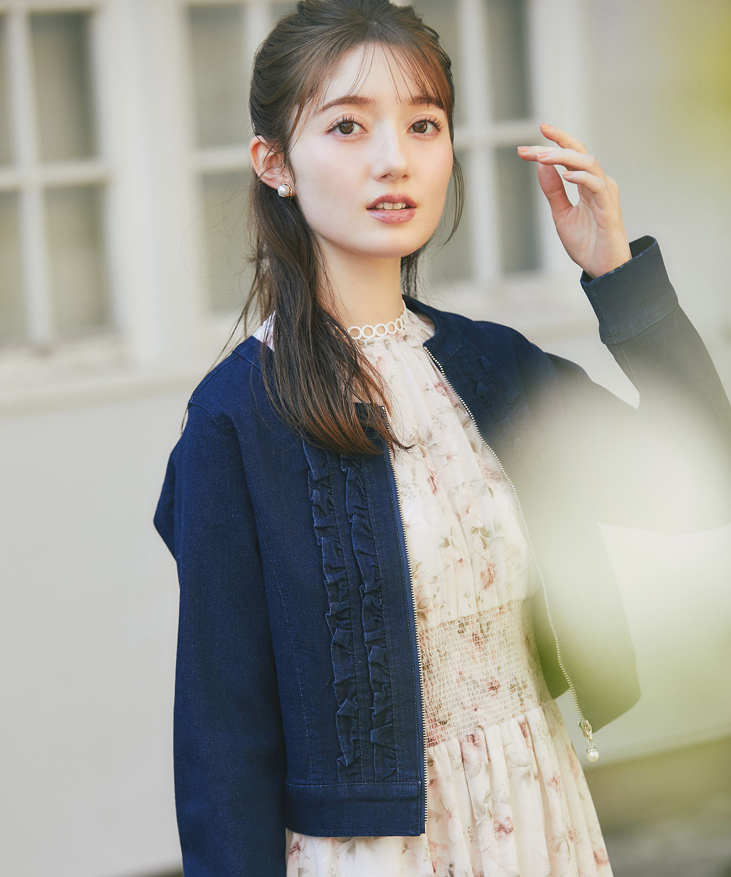 パールチャーム付きフリルデニムジャケット