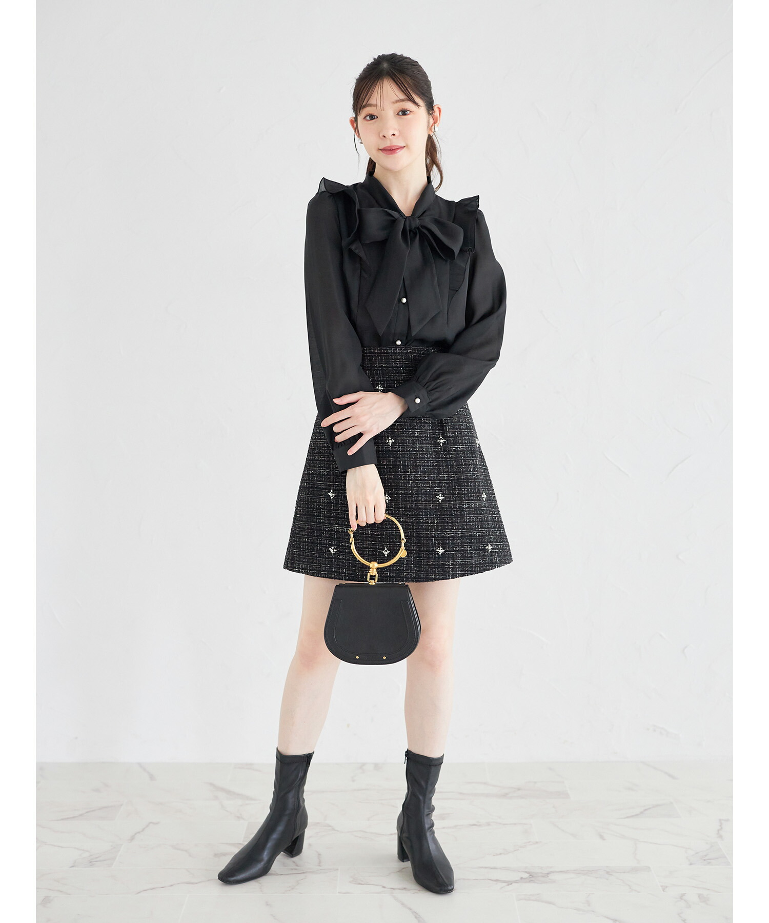 フリル付きパール釦ボウタイリボンシアーブラウス