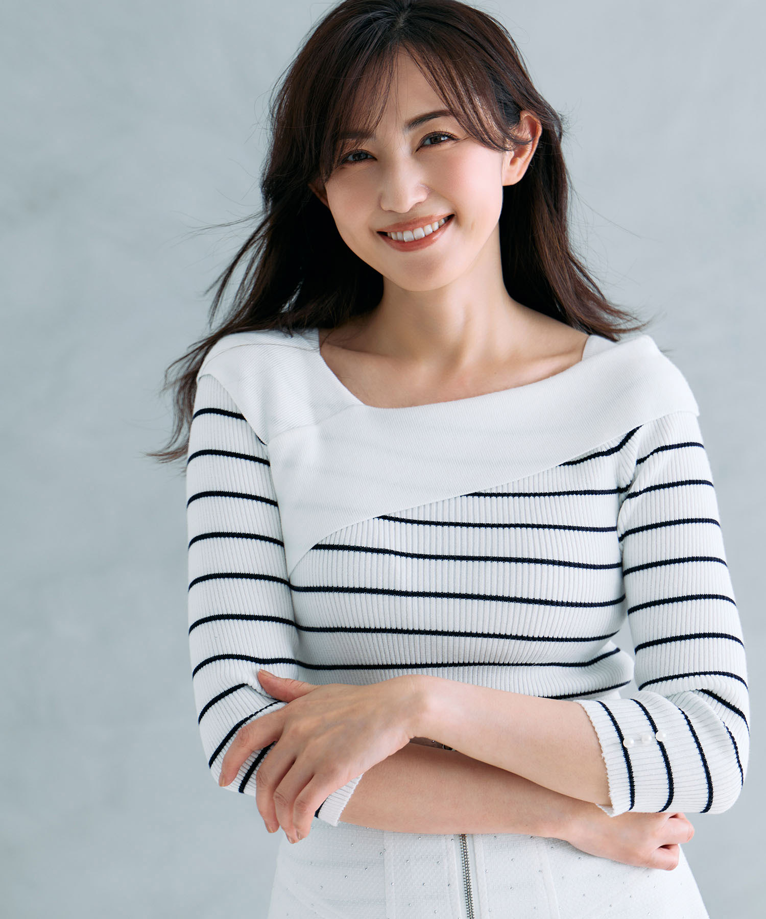 楽天市場】レディ感とセクシーさを併せ持つ袖口パール付きアシメ