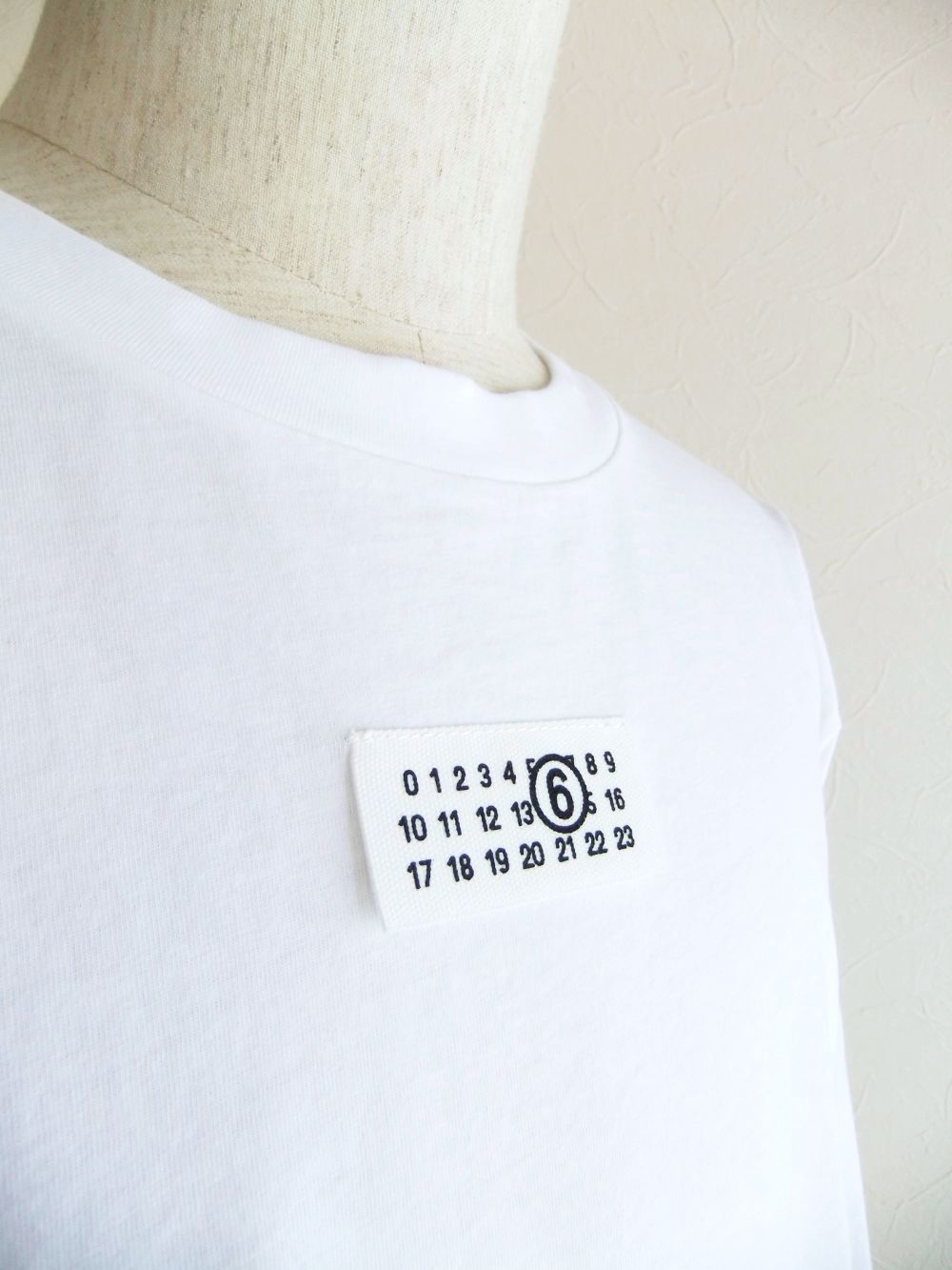 MM6 Maison Margiela - 《MM➅》 Maison Margiela (ホワイト) ロゴ