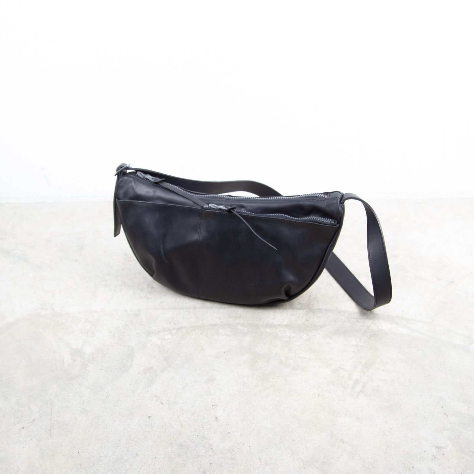 ISAMU KATAYAMA BACKLASH - GUIDI CALF SHOULDER BAG / ブラック | Tempt