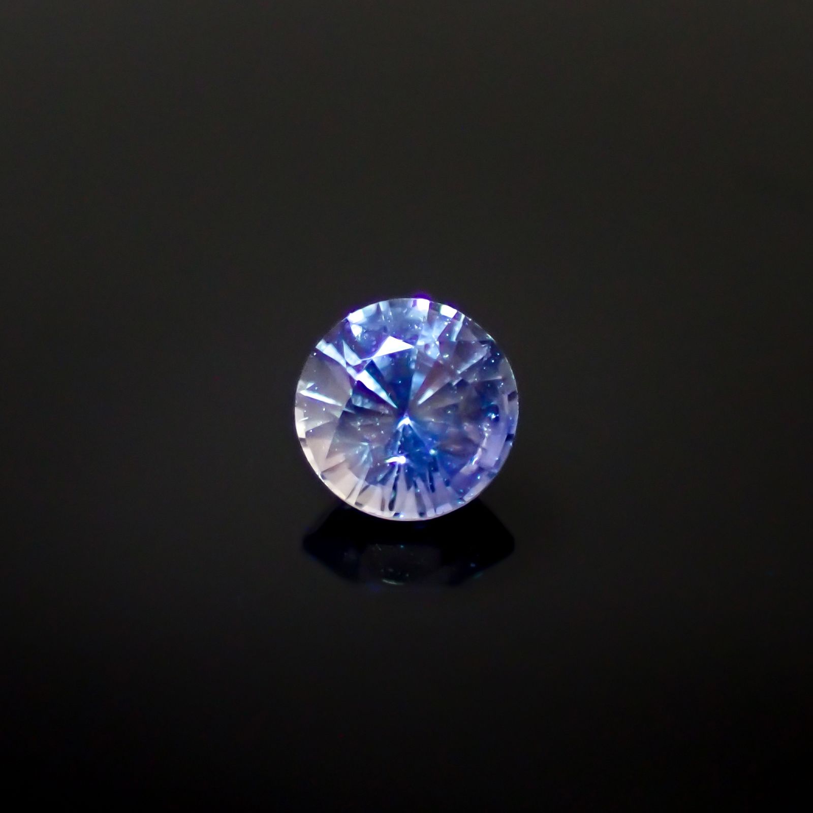 アイスブルーサファイア スリランカ産 0.45ct / 4.4x4.4mm前後