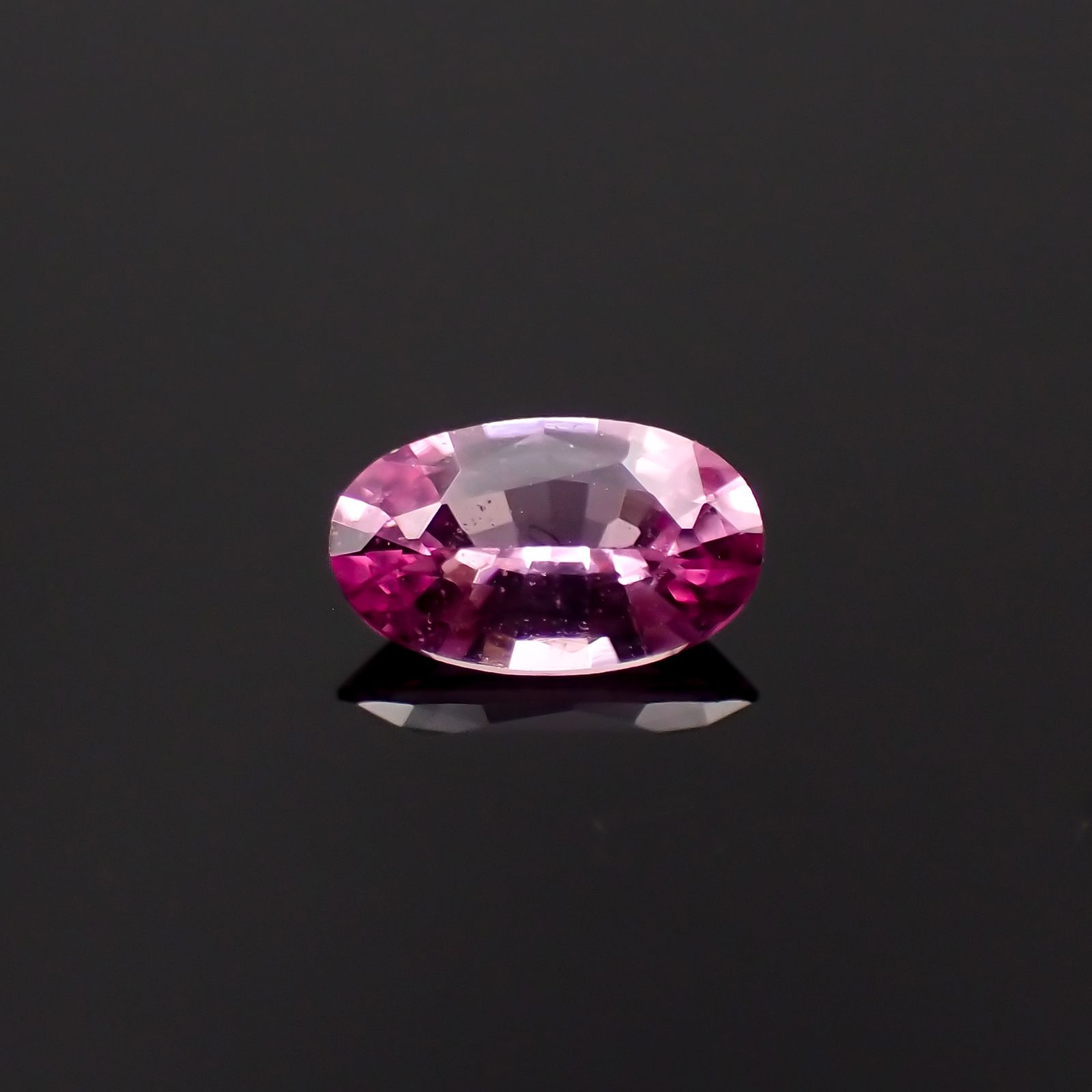 ネオンピンクサファイア スリランカ産 0.24ct / 4.8x2.9mm前後