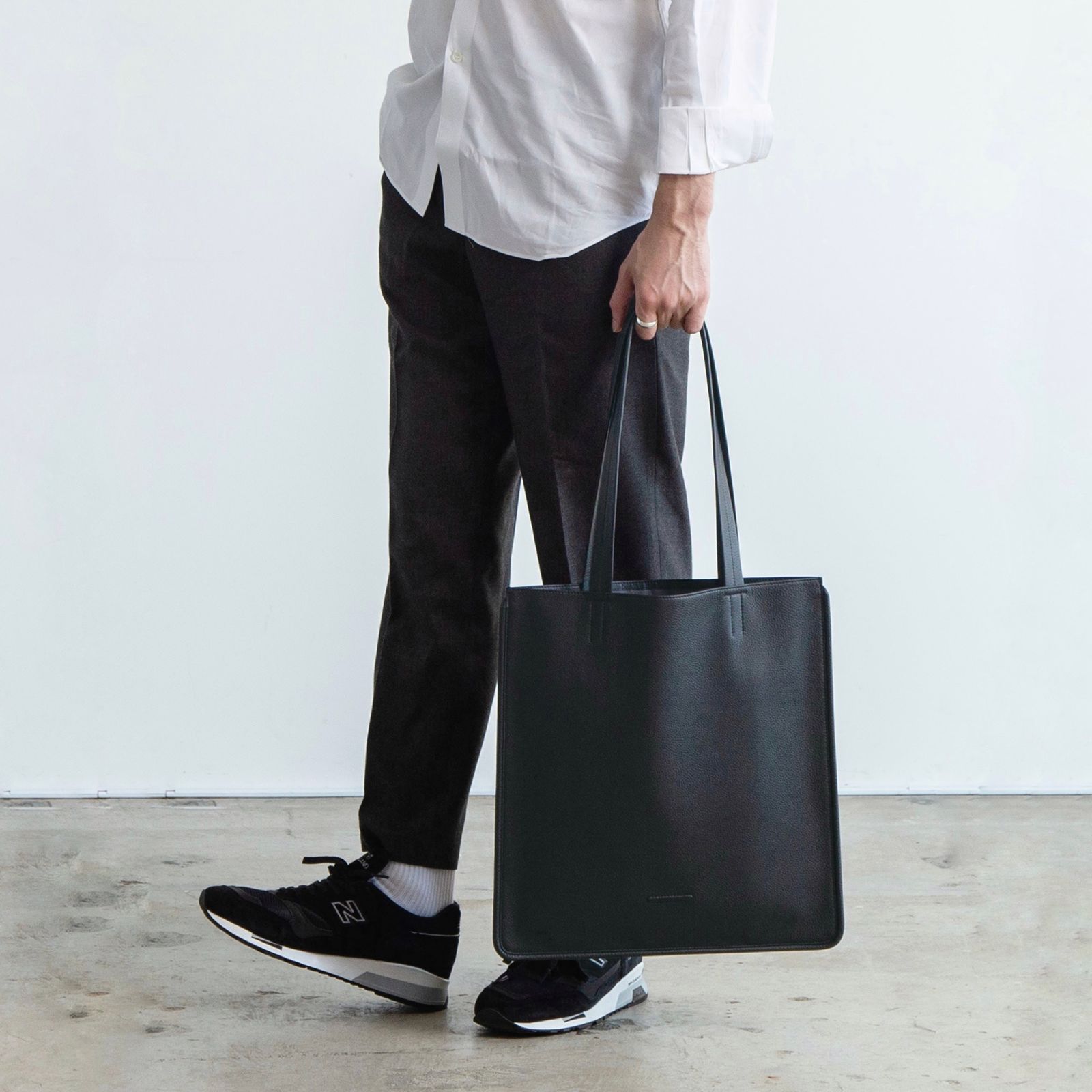 objcts.io - 【再販売通知受付可能】フラットレザートート(BLACK