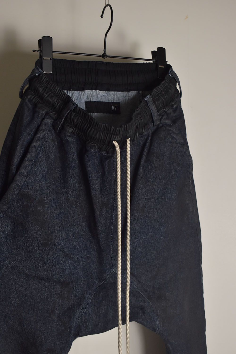 A.F ARTEFACT - Coated Stretch denim Sarouel skinny