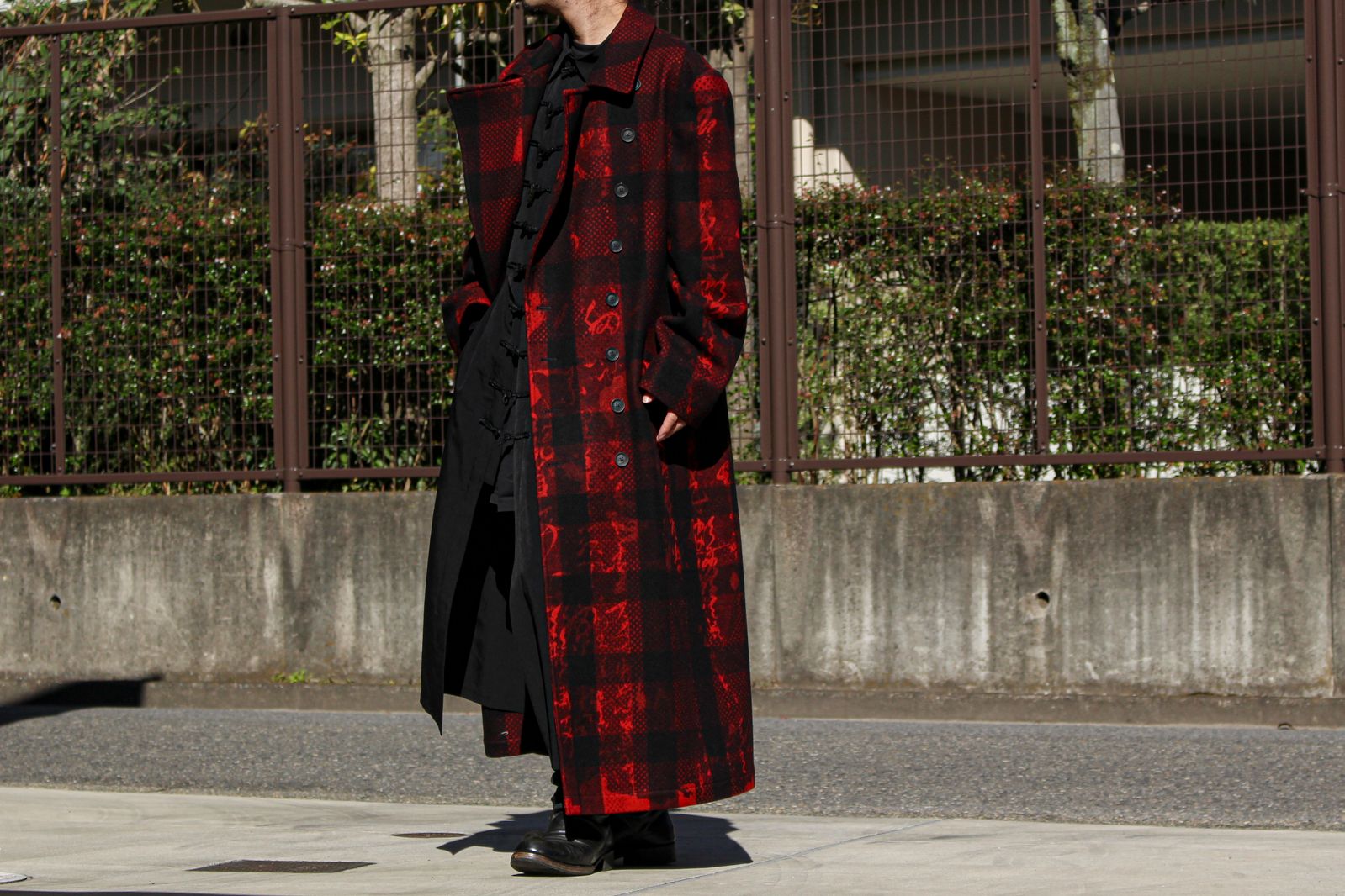 Yohji Yamamoto [鮮烈な印象を与える赤コート] | ALUBUS / RUFUS