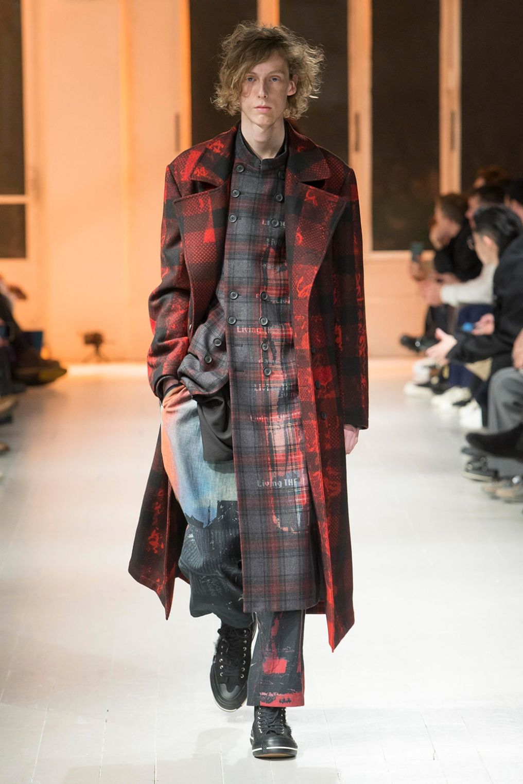 Yohji Yamamoto [鮮烈な印象を与える赤コート] | ALUBUS / RUFUS