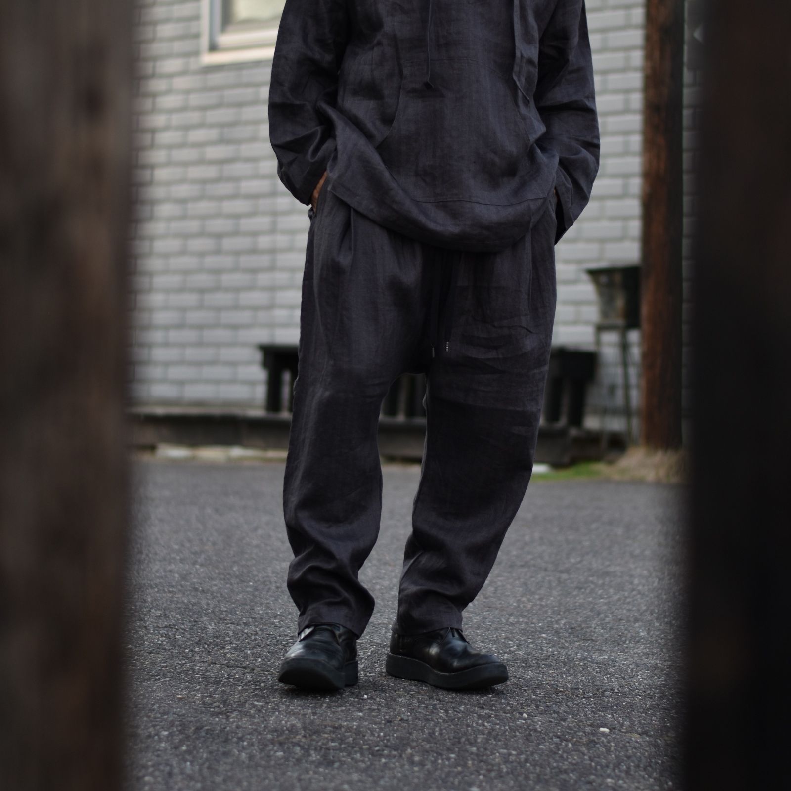 ISAMU KATAYAMA BACKLASH - へリンボンリネン サルエルイージーパンツ