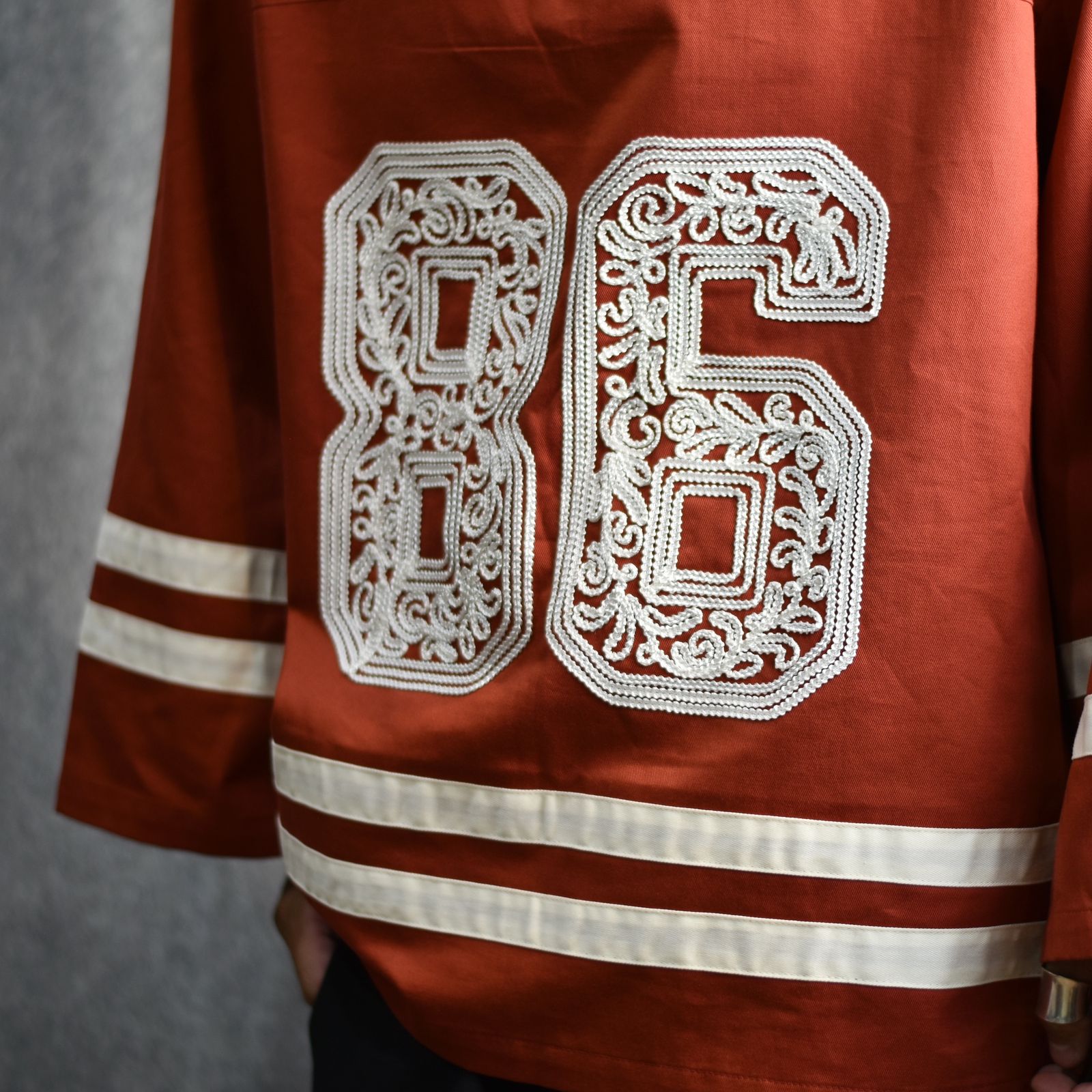el conductorH - CORD EMBROIDERED HOCKEY SHIRT (MAROON) / コード