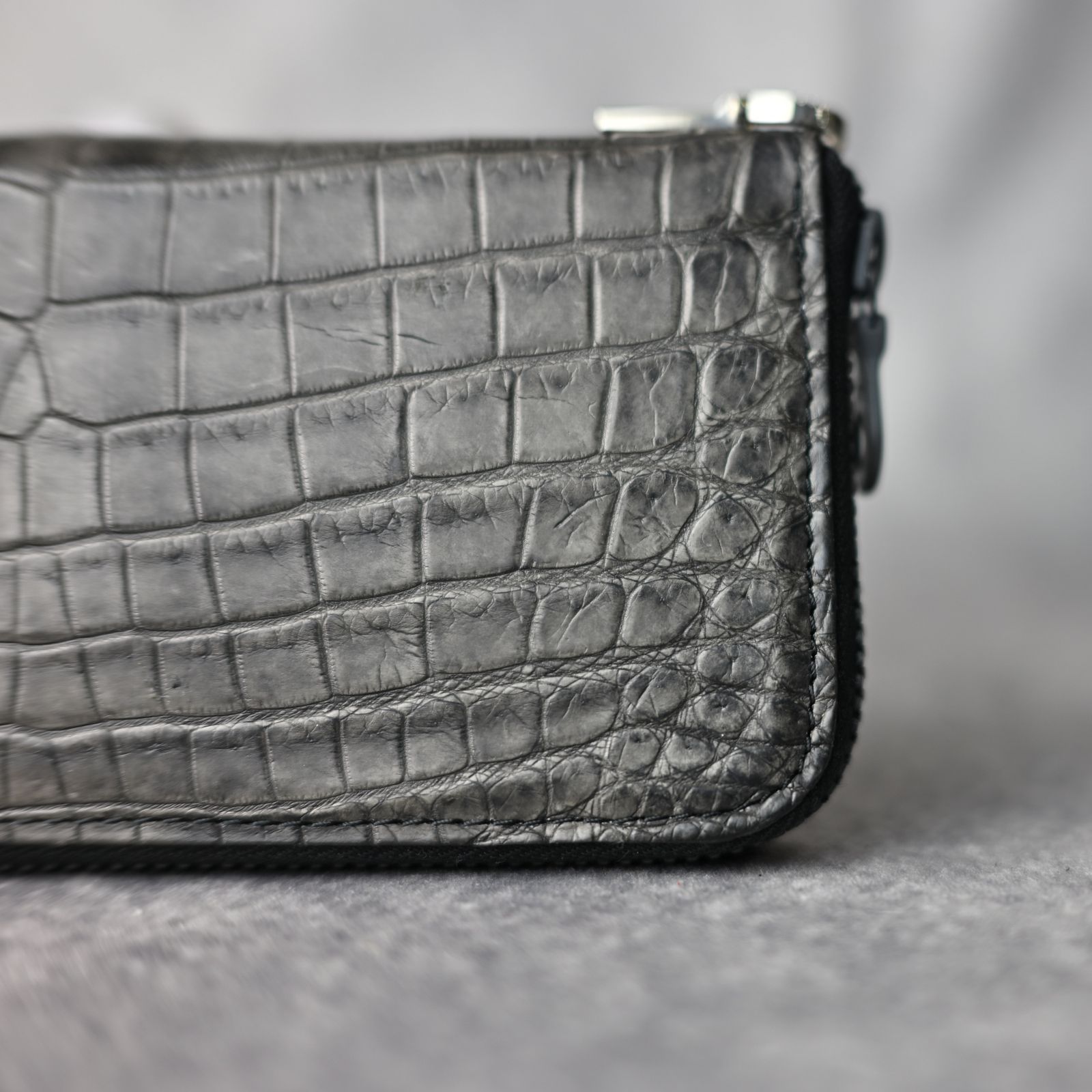 ISAMU KATAYAMA BACKLASH - クロコ墨染 ラウンドジップ 財布 (GRAY
