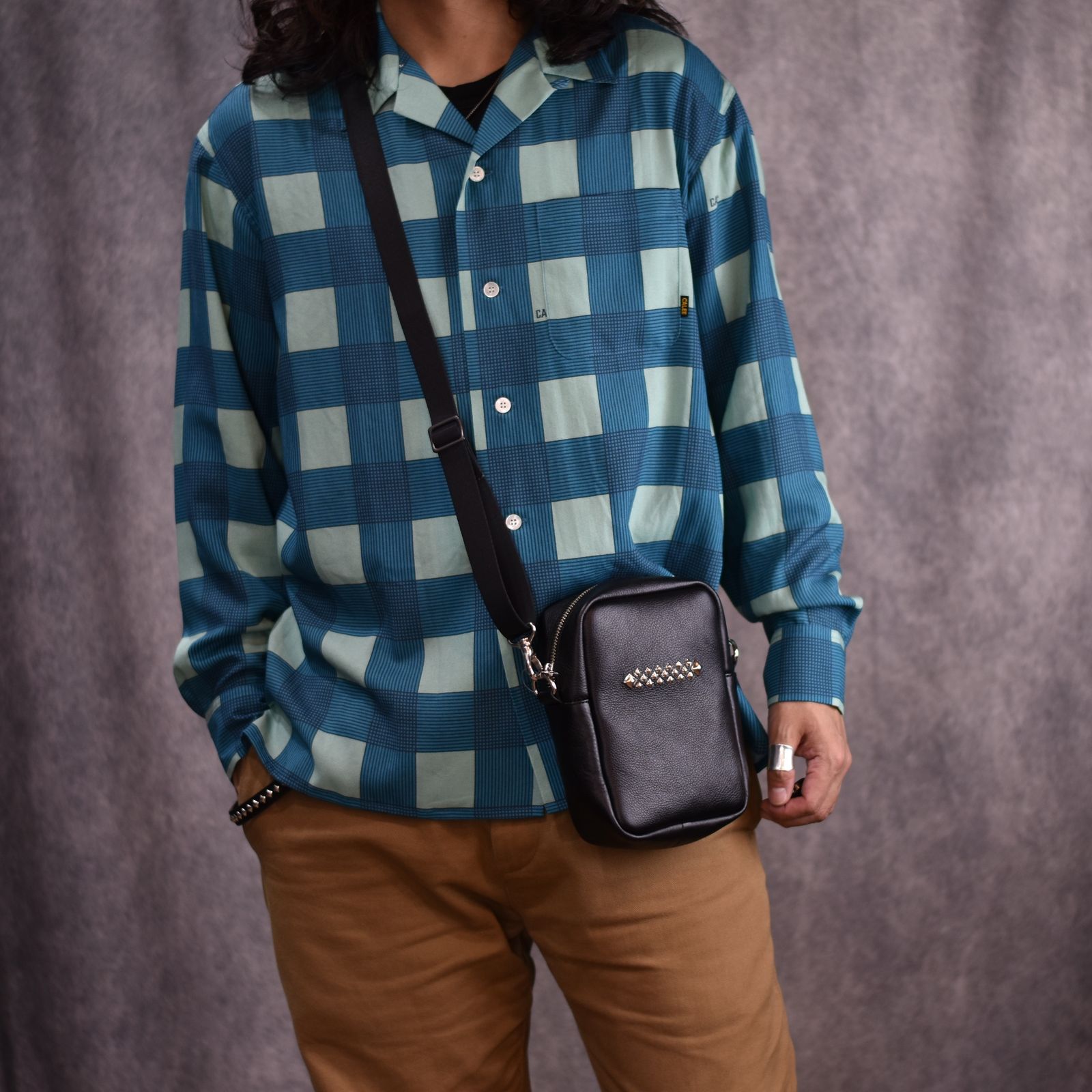 CALEE - STUDS LEATHER SHOULDER POUCH ＜TYPE A＞ (BLACK) / スタッズ