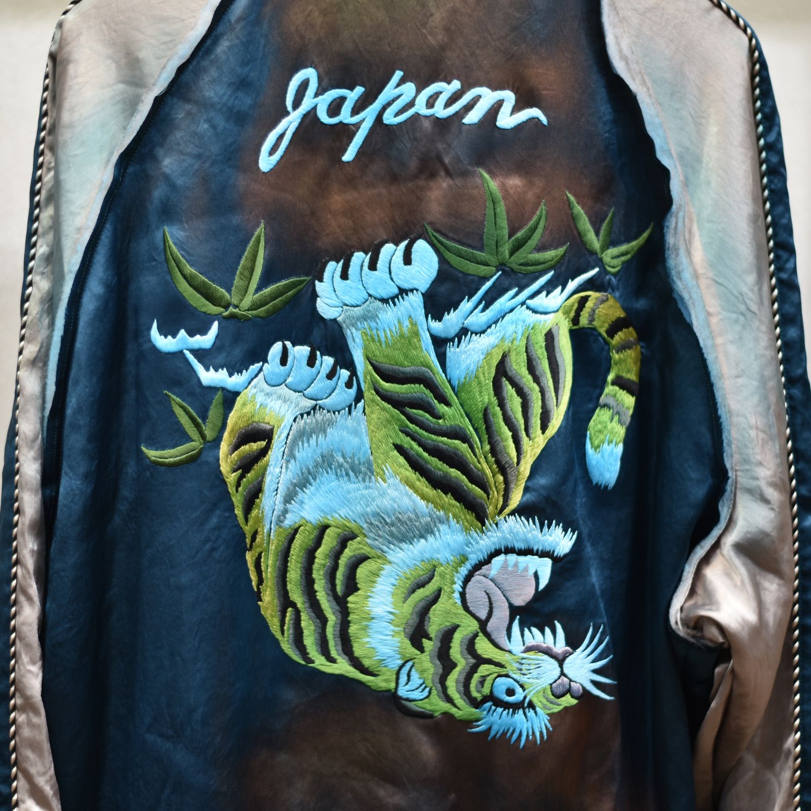 el conductorH - UPSIDEDOWN TIGER EMBROIDERED AGED SOURVENIR JKT