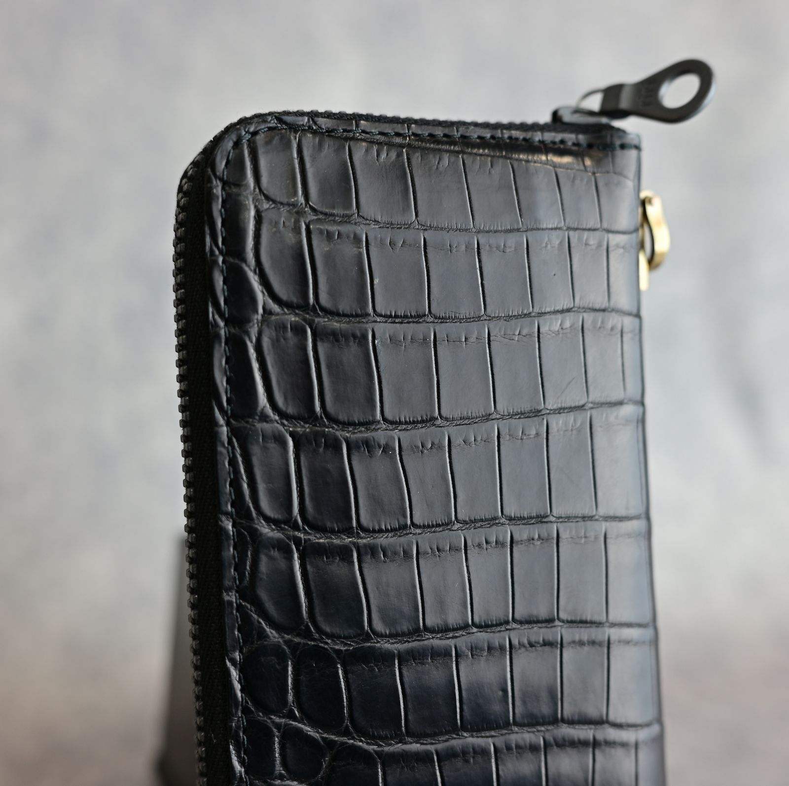 ISAMU KATAYAMA BACKLASH - オイルクロコ ラウンドジップ 財布 (BLACK