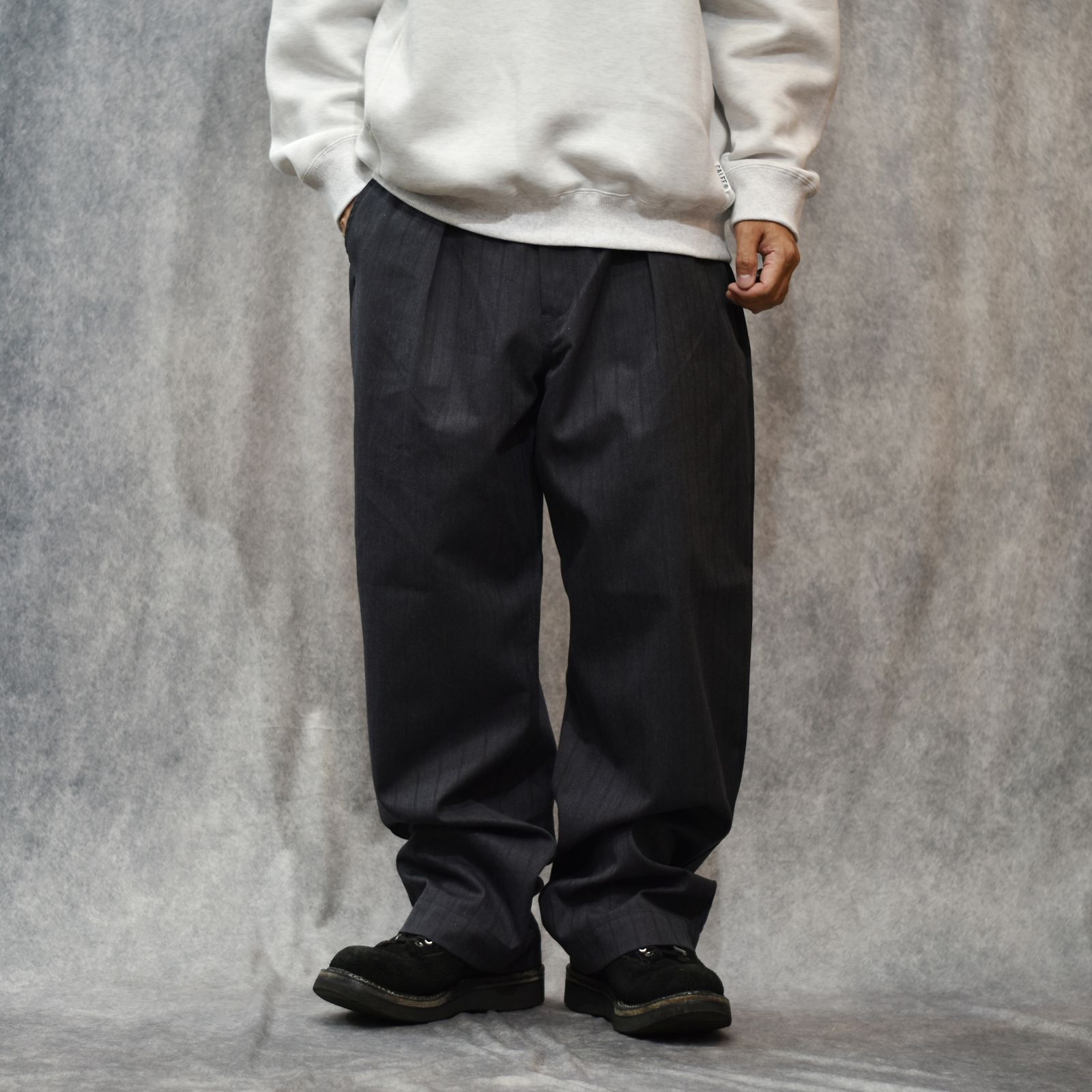 CALEE - PINSTRIPE TUCK WIDE SLACKS (BLACK)｜ピンストライプタック