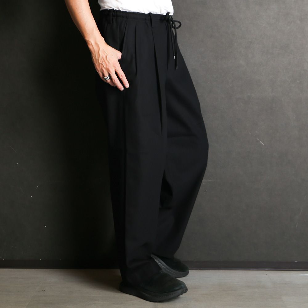 MARKAWARE - DOUBLE PLEATED EASY TROUSERS - BLACK / オーガニック