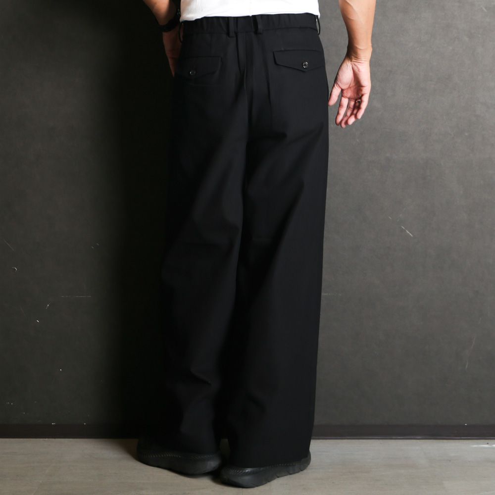 MARKAWARE - TRIPLE PLEATED WIDE TROUSERS - BLACK / オーガニック