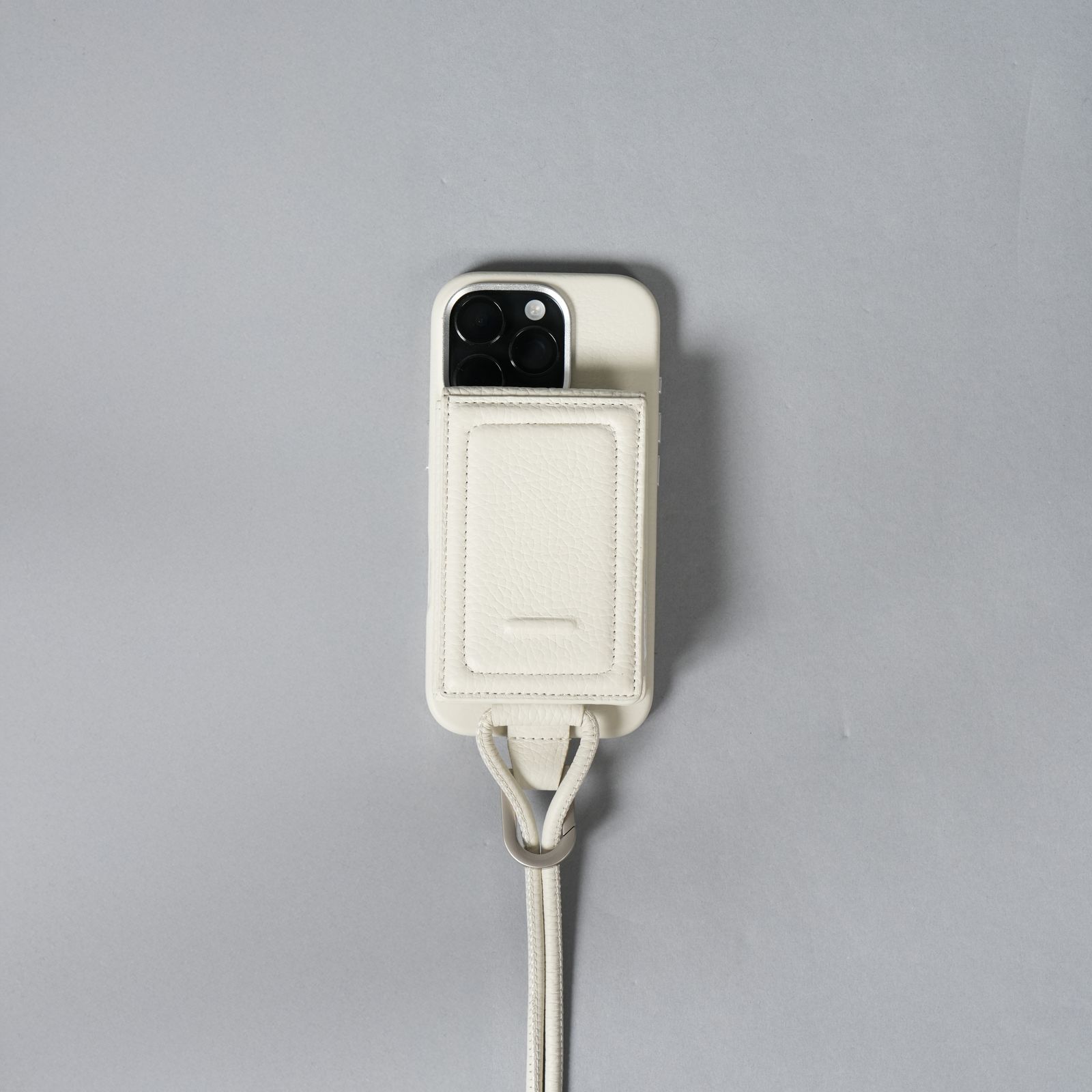 objcts.​io - レザーストラップ付iPhoneアクセサリー - ウォレット