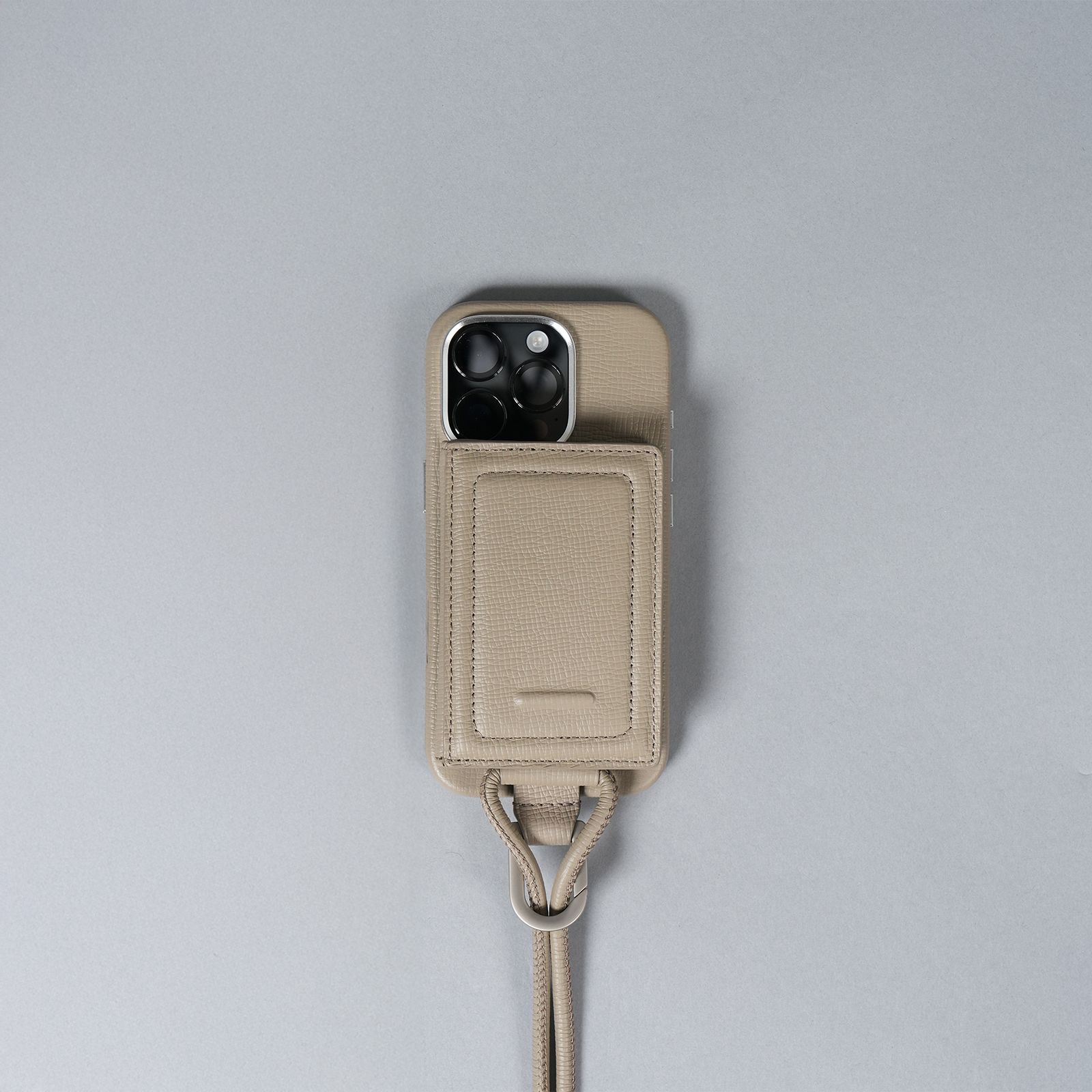 objcts.​io - レザーストラップ付iPhoneアクセサリー - カードケース