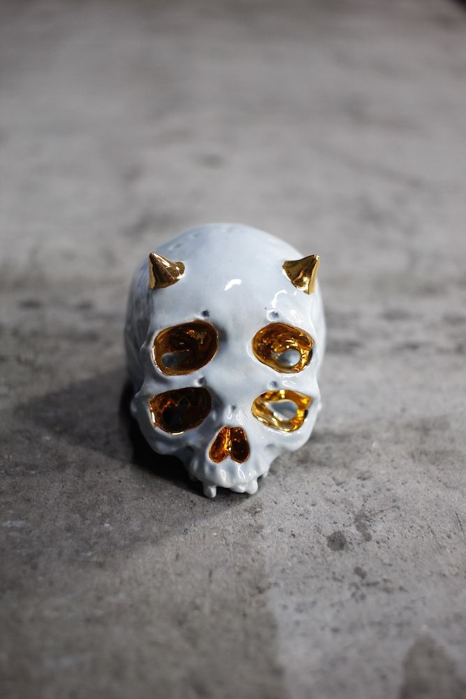 丸岡和吾 - 四つ目鬼髑髏ぐい呑 灰×金 (桐箱付) | HAZE