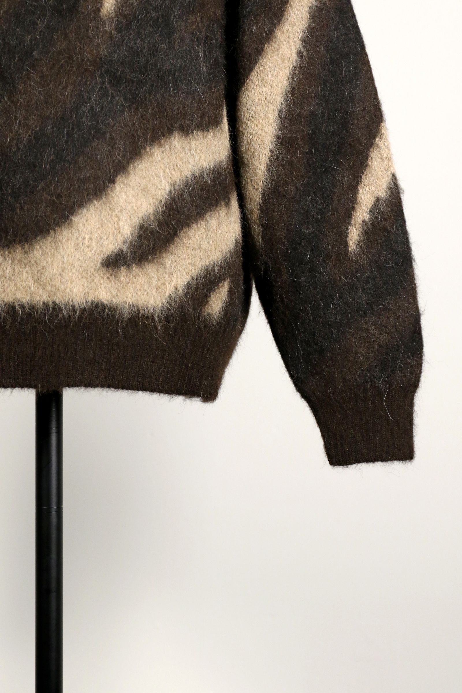 MARKAWARE - NATURAL COLOR ALPACA BIAS ZEBRA PATTERN JUMPER