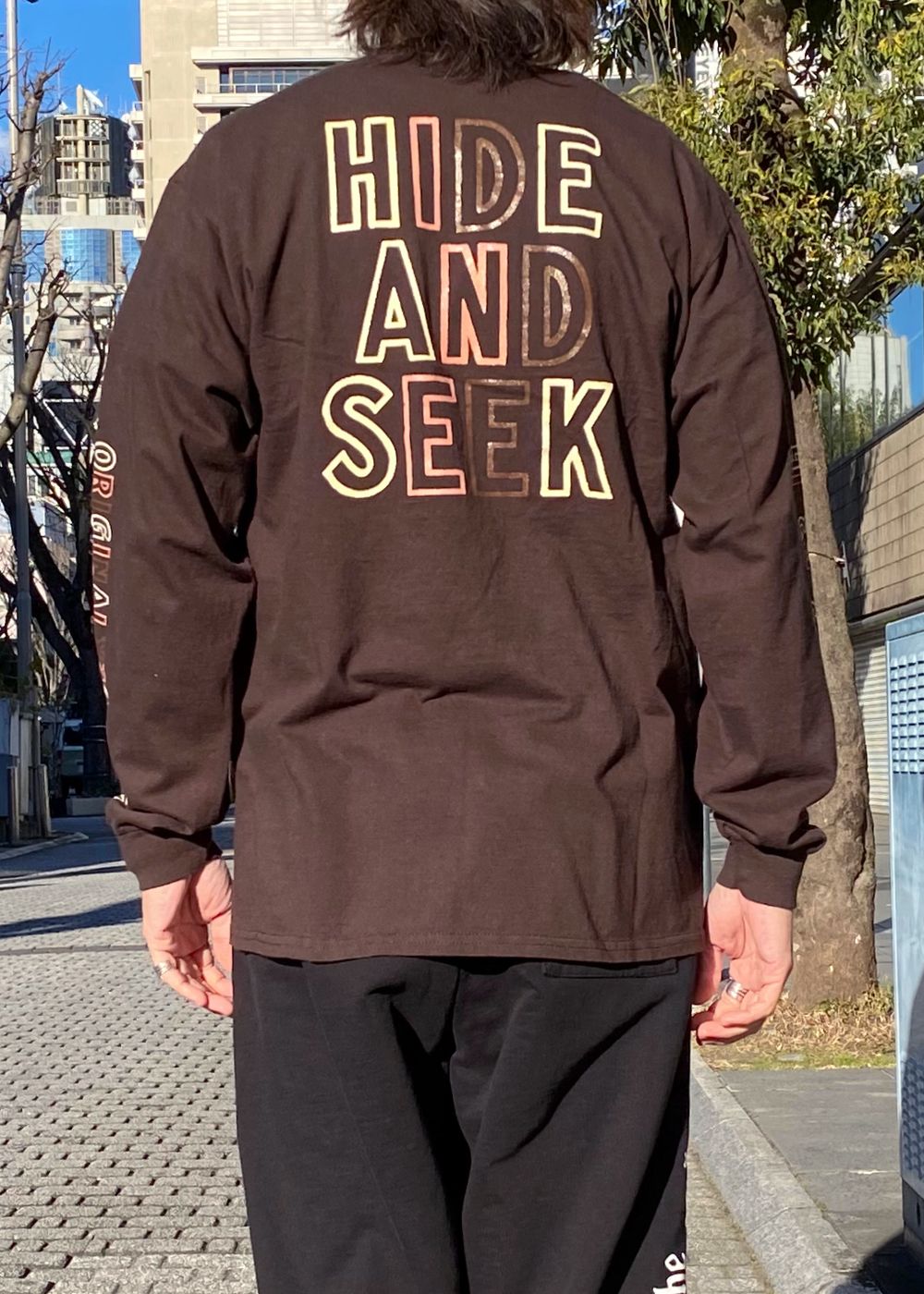 HIDE AND SEEK - Original H&S L/S Tee (BROWN) / 西浦徹 コラボ ロンT
