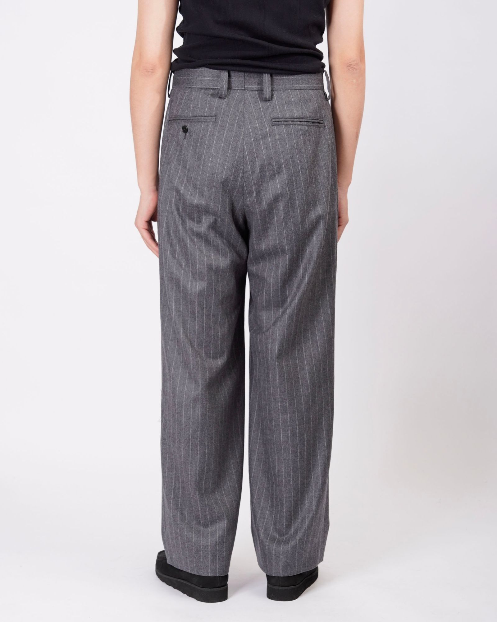 UNIVERSAL PRODUCTS - WOOL 2 TUCK TROUSERS（GRAY STRIPE） | niki