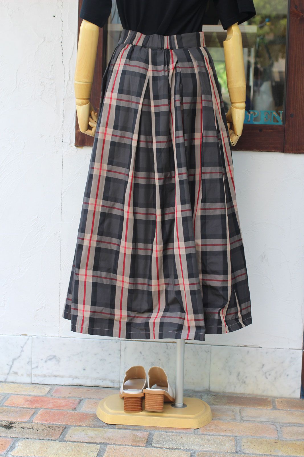 trois - メモリーウエザーチェックタックフレアスカート グレー