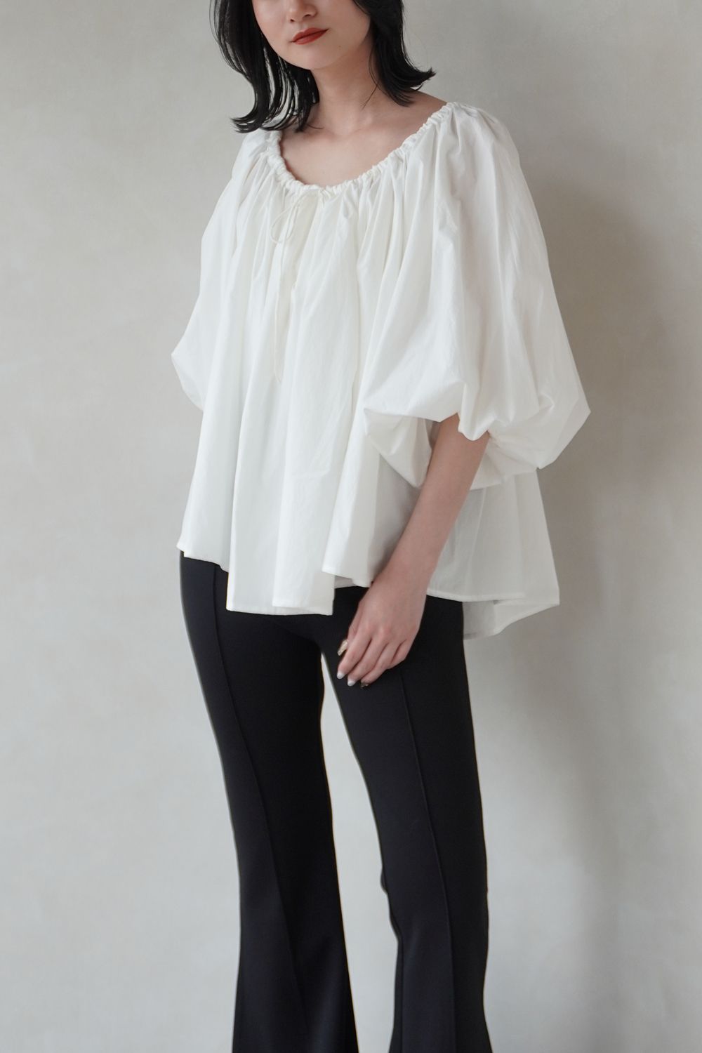 LIBJOIE - ボリュームフレアブラウス (ホワイト) | Sir online store