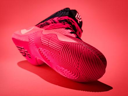 国内1月1日発売予定】 ナイキ カイリー2 ブライト クリムゾン/ブラック