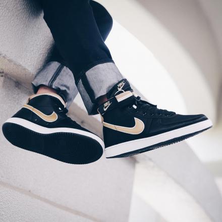 国内8月8日発売予定】 ナイキ バンダル ハイ サプリーム 全2色